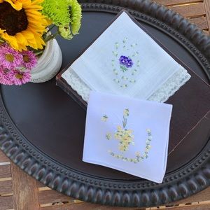 🎄Vintage Set of 2 Handkerchiefs